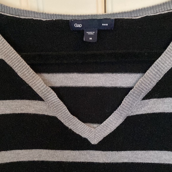 5/20$❤️‍🔥GAP💫 Women’s Black/Gray Striped V-Neck Sweater - Picture 5 of 5
